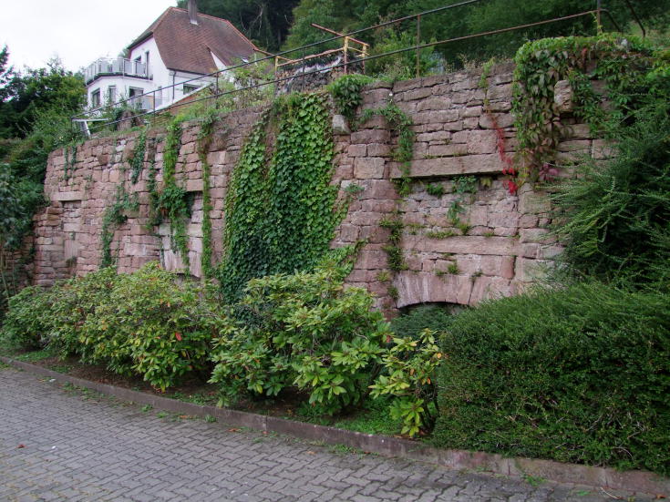 Die Überreste der Kalköfen befinden sich in Laudenbach am Ende der Obernburger Straße